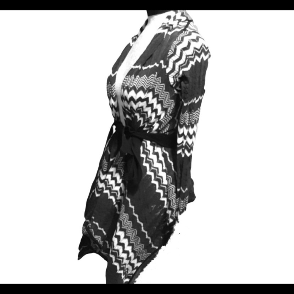 Beautiful New Cardigan by Jennifer Lopez - Picture 6 of 7
